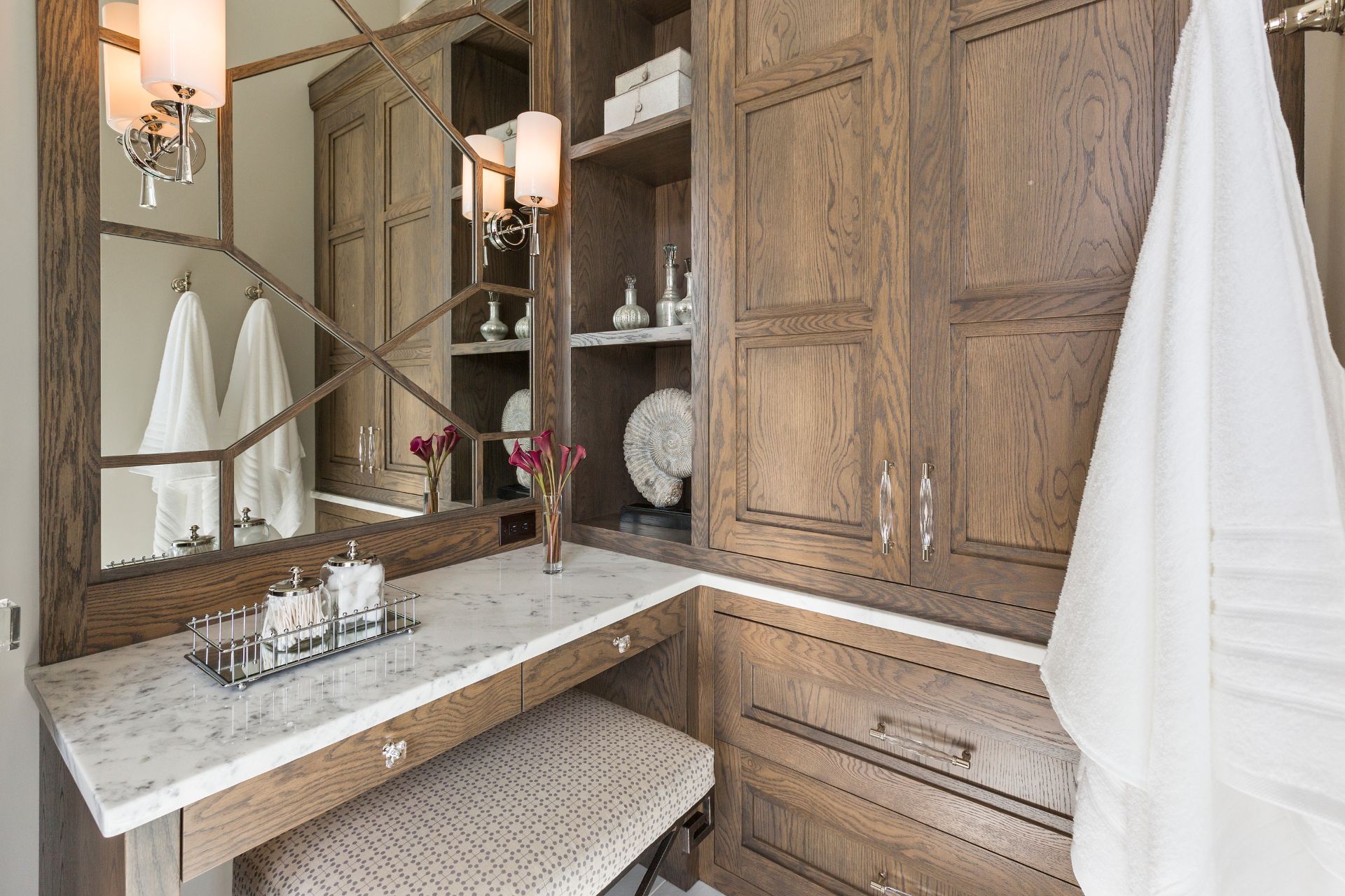 Stylish make-up mirrors & bathroom shelves